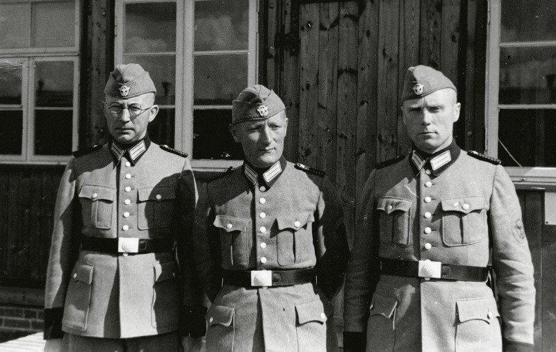 Eestlastest formeeritud Idapataljoni 4. kompanii staap: pastor Valter Viks Rõugest, ülemleitnant Semjonov ja veltveebel Anderson.