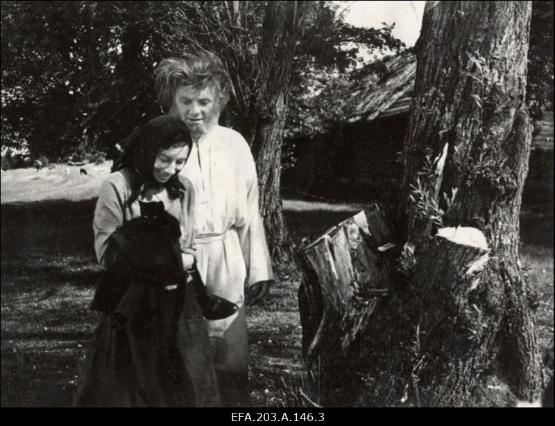 Kaader filmistuudio Tallinnfilm mängufilmi Põrgupõhja uus Vanapagan, vasakult: Lisette- Leida Rammo ja Jürka - Elmar Salulaht.