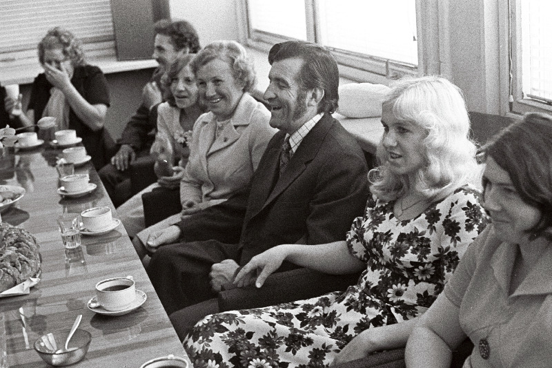 Tartu rajooni Võrtsjärve kolhoosi mehhanisaatorite ja lüpsjate komsomoli- ja noortebrigaadide esindajad külas ajalehe „Noorte Hääl“ toimetuses. Paremalt: Ene Alevi, Maire Rõõm, kolhoosi esimees Kalev Raave, NLKP 25. kongressi delegaat, mitmekordne künnimeister Erika Rõõm, Õie Saareots, Eduard Dunkel.