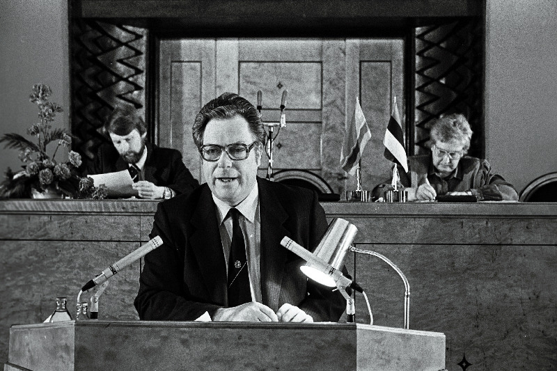 Eesti NSV Ajakirjanike Liidu erakorralisel kongressil kõneleb Jüri Paalma.