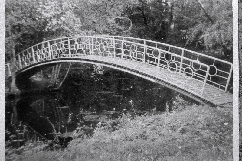 Jalakäijate sild Kalvi pargis.