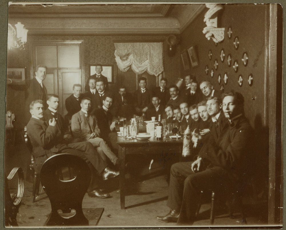 Usuteaduse Üliõpilaste Seltsi seltskondlik õhtu seltsi saalis