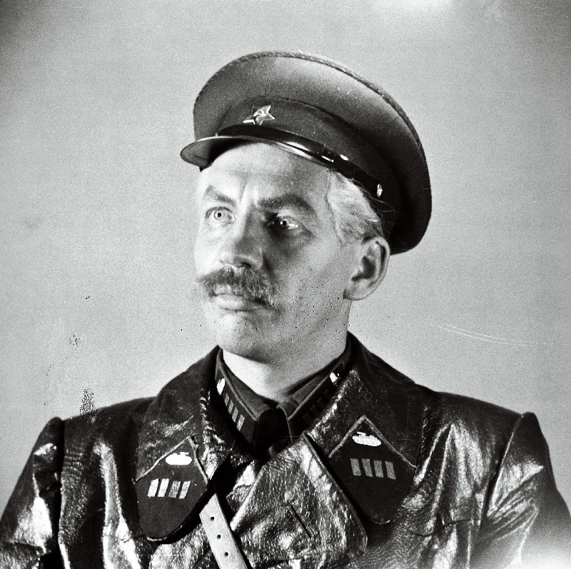 Näitleja Lembit Anton Aleksei Petrovitš Vasnetsovi osatäitjana K. Simonovi näidendis Noormees meie linnast.