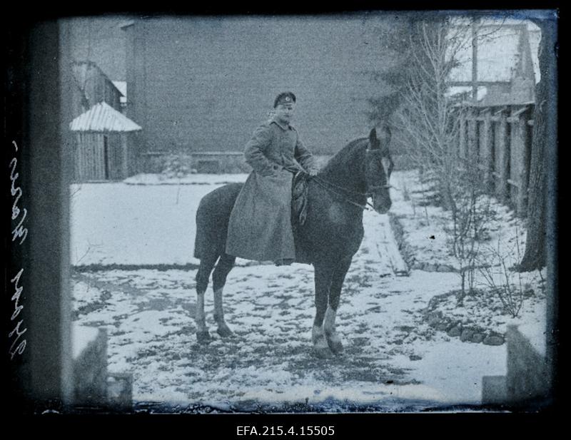 Sõjaväelane Wares (Vares) hobusel.