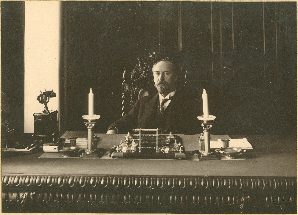 Jaan Tõnisson oma kabinetis.