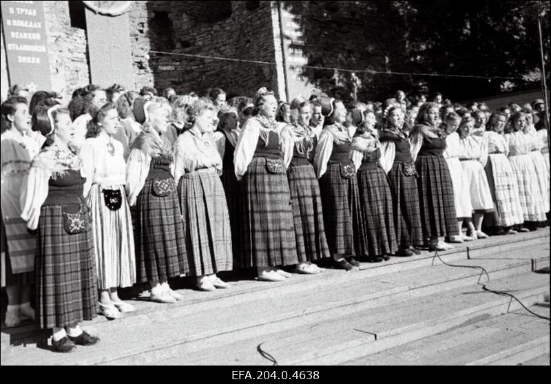 Ühendatud naiskoorid esinemas Haapsalu rajooni laulupäeval.