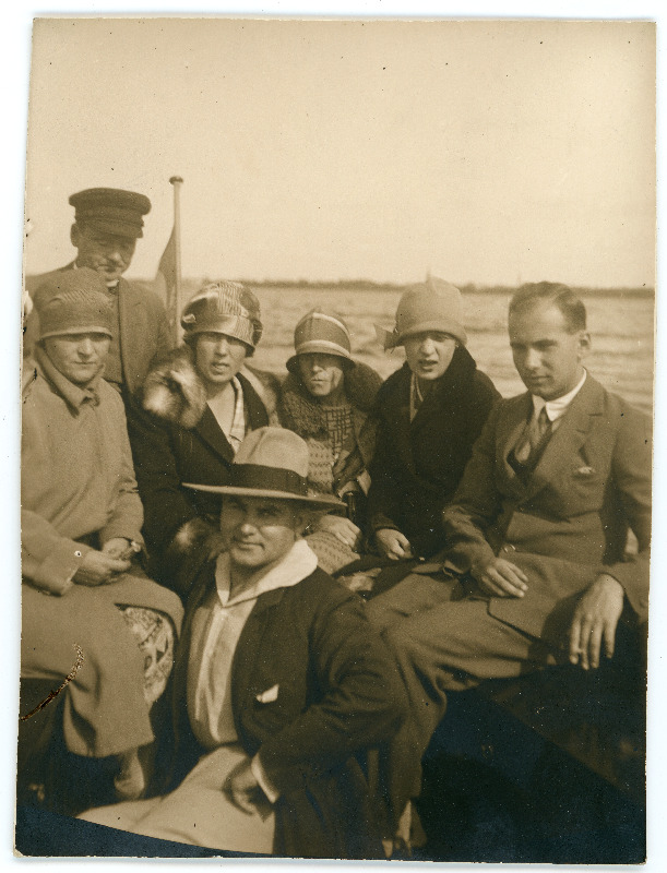 Johannes Vares ja Emilie Vares seltskonnaga paadis