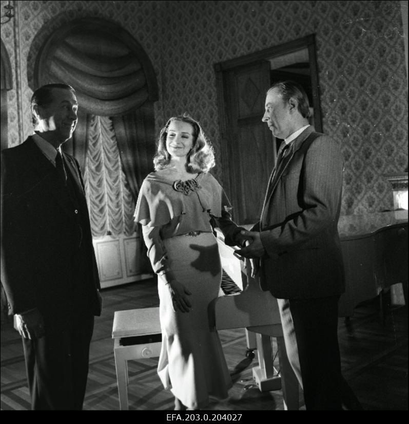 Stseen Tallinnfilmi mängufilmist "Bande". Vestlevad senaator Henry (Olev Eskola, Janet Henry (Mara Zvaigzne) ja Paul Madving (Aarne Üksküla).