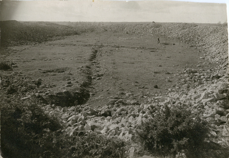 Ristkraav Valjala maalinnuses, taga paremal kividega vooderdatud kaevu aseme juures Valjala õpetaja.