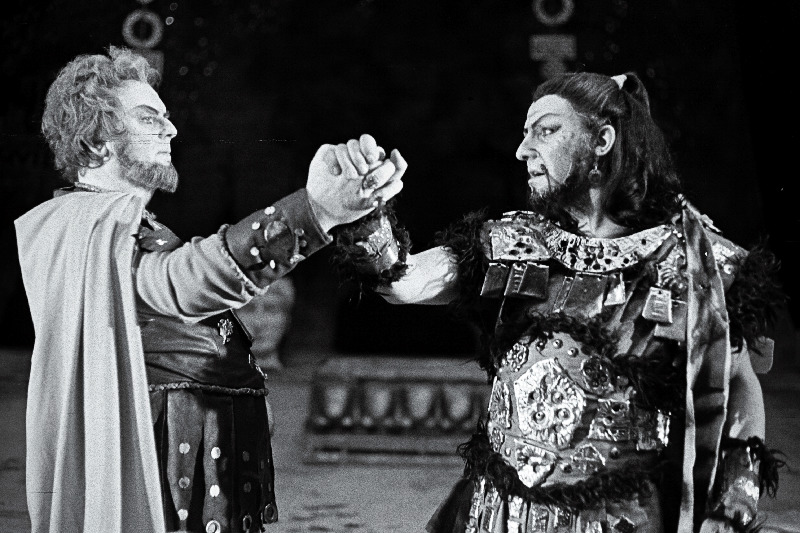 Stseen G.Verdi ooperist “Attila” RAT “Estonias”. Aetius – NSV Liidu rahvakunstnik Tiit Kuusik (vasakul) ja Attila – Eesti NSV rahvakunstnik Teo Maiste.