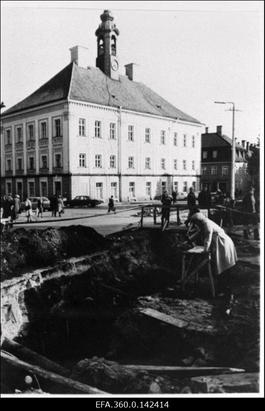 Arheoloogilised väljakaevamised Lossi tänaval. Paremal Tartu Riikliku Ülikooli dotsent V. Trummal.