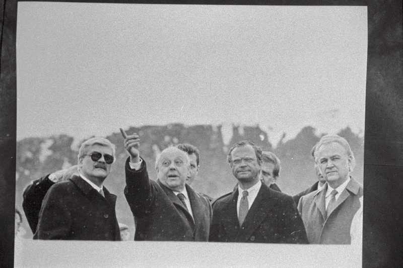 Eestis külaskäigul viibivale Rootsi kuningale Carl XVI Gustafile tutvustab põlevkivikaevandamist ja töötlemist Eesti Põlevkivi peadirektor Väino Viilup (vasakult 2.). Paremalt 1. Eesti Vabariigi Ülemnõukogu esimees Arnold Rüütel.