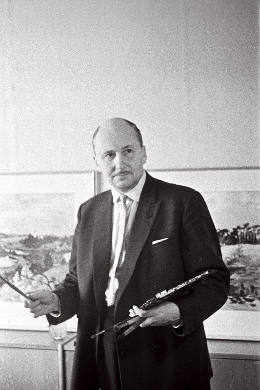 Maalikunstnik Karl Burman oma ateljees.