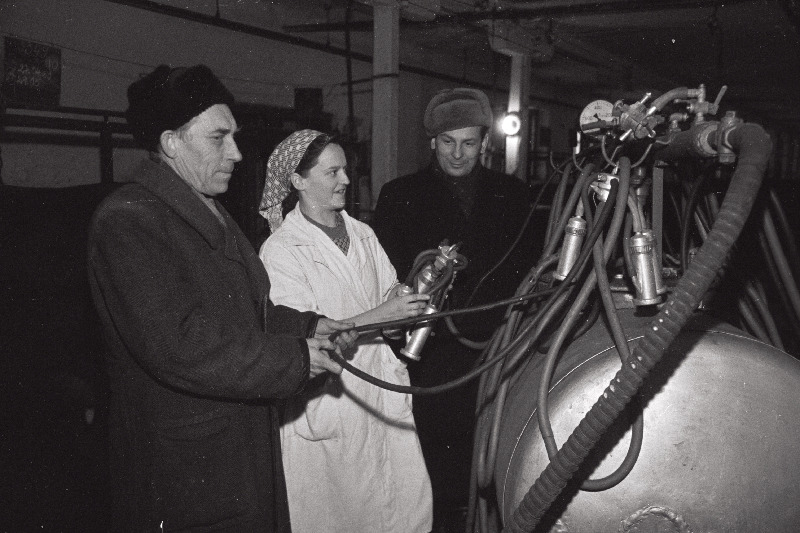 Viljandi rajooni Viiratsi sovhoosi uus lüpsiagregaat.