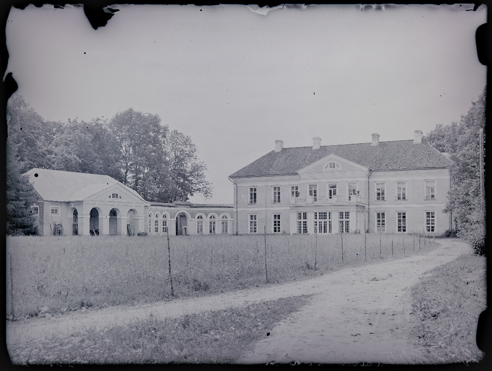 Muinsuskaitse all olev Rutikvere mõisa 1798. Ehitatud härrastemaja.