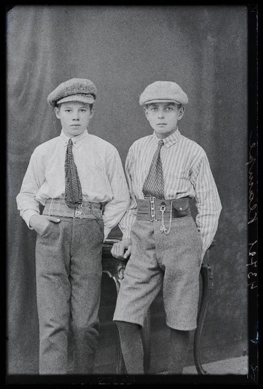 Kaks poissi, (foto tellija Julius Klampe).