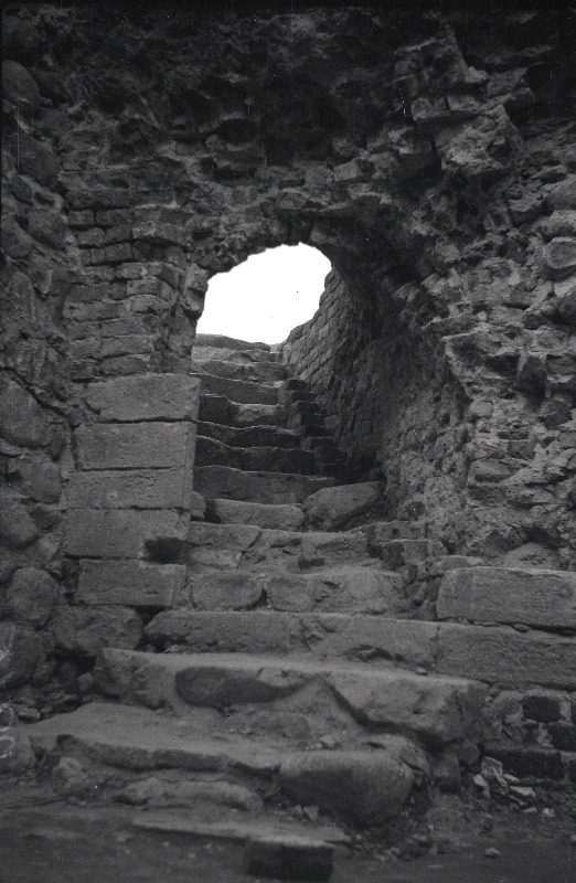 Sissekäik Villu keldrisse Viljandi ordulinnuses.