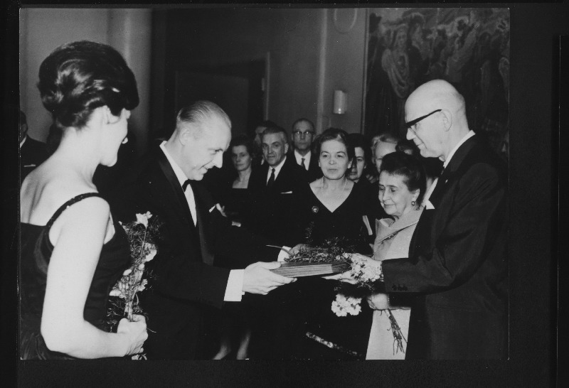 Eesti NSV-sse külaskäigule saabunud Soome Vabariigi president Urho Kaleva Kekkonen ja tema abikaasa Sylvi (paremal) võtavad vastu kingituse RAT Estonia direktorilt Reneé Hammerilt (vasakul).