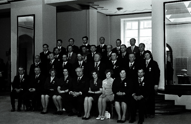 Eesti NSV Ülemnõukogu Presiidiumis autasustatud töötajad, esireas keskel Eesti NSV Ülemnõukogu Presiidiumi esimees Artur Vader.