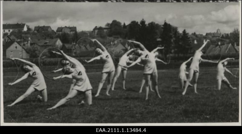 Naiskodukaitse üleriigilised suvepäevad Viljandis 10.-11.06.1939, võimlejad staadionil harjutamas, tausatks vaade Viljandile