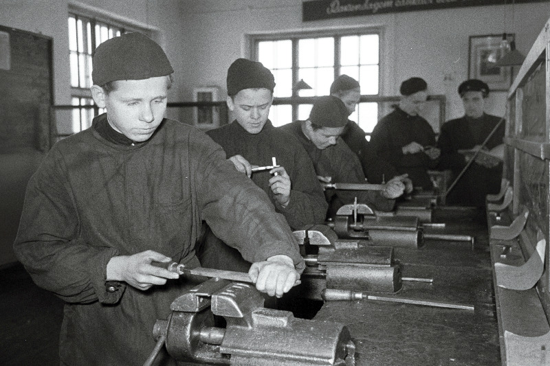 Paide rajooni Põllumajanduse Mehhaniseerimise Kooli nr. 1 õpilased lukksepatööd tegemas.