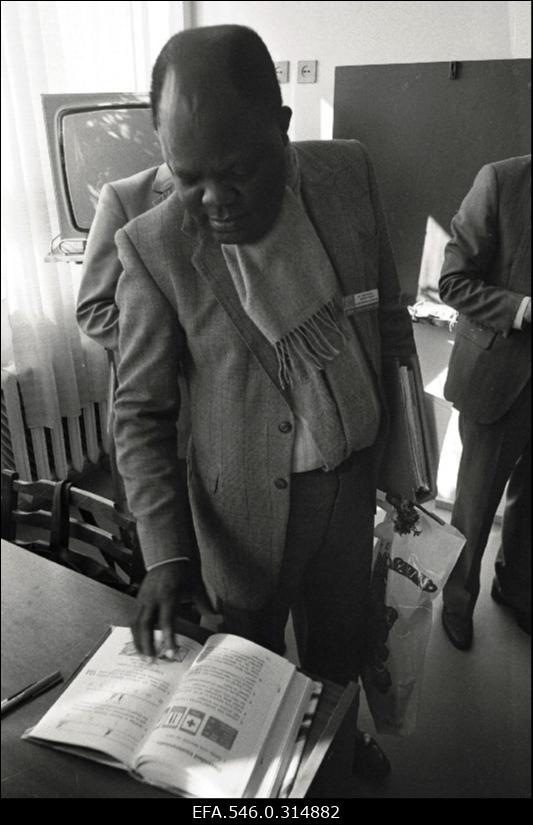 Välismaalaste delegatsiooni külaskäik ühte Eesti kooli. (EURO - RANNA)