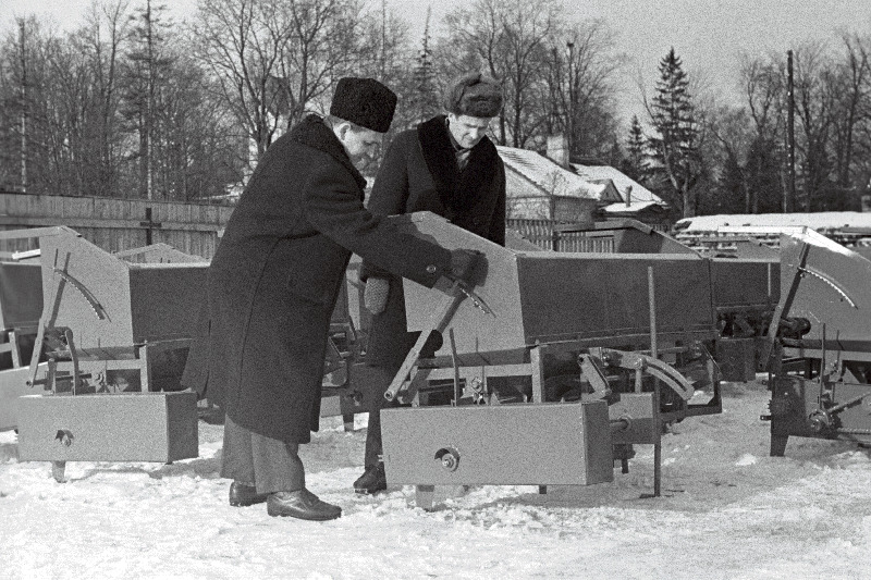 Tartu põllutöömasinate tehase „Võit“ insenerkonstruktorid Enn Veskiväli (paremal) ja Hans Annus nende poolt täiustatud konstruktsiooniga mineraalväetisekülviku juures.