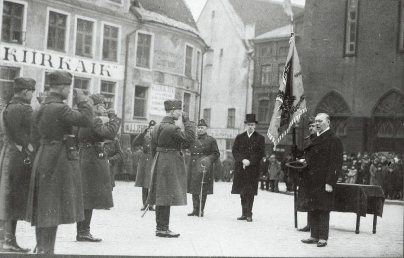 Riigivanem August Rei kõnelemas lipu annetamise tseremoonial.