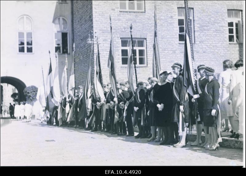 Üliõpilaste auvalve Rootsi kuninga Gustav V saabumisel Toompea lossi.
