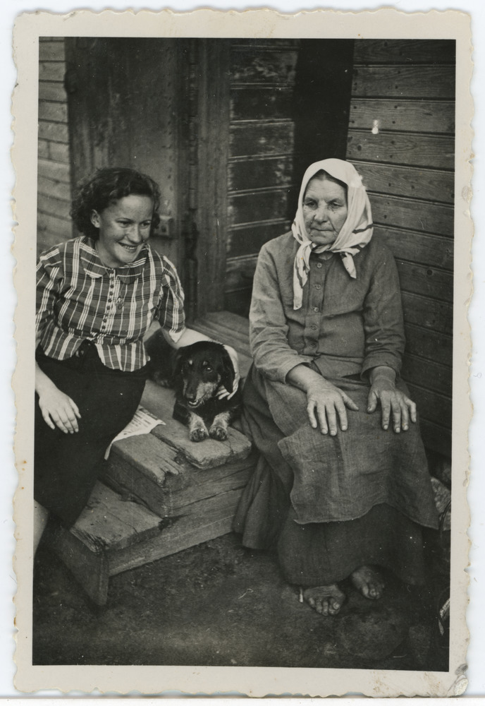 Vasakul Salme Maling (Maimre) ja Maret Univer (paremal) koos koeraga Karksi-Nuias Aia tänavas trepil istumas