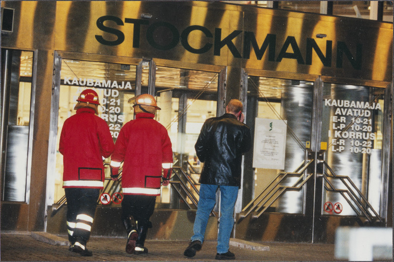 Plahvatus Stockmanni kaubamajas. Päästetöötajad kaubamaja ees.