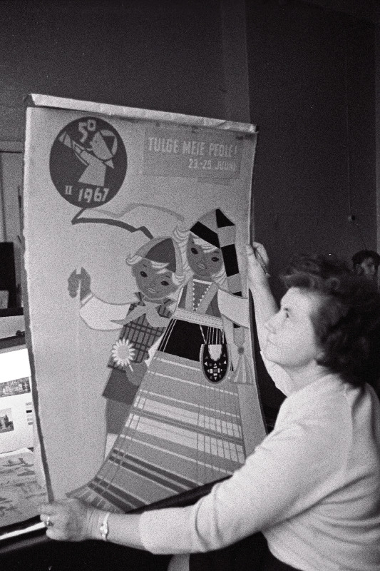 Kunstnik M. Fuks plakatit „Tulge meie peole“ viimistlemas.