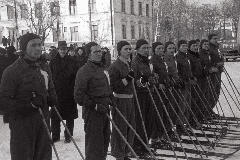 RT Vanemuine tähesuusatajad peale Tallinna saabumist Spartaki staadionil.