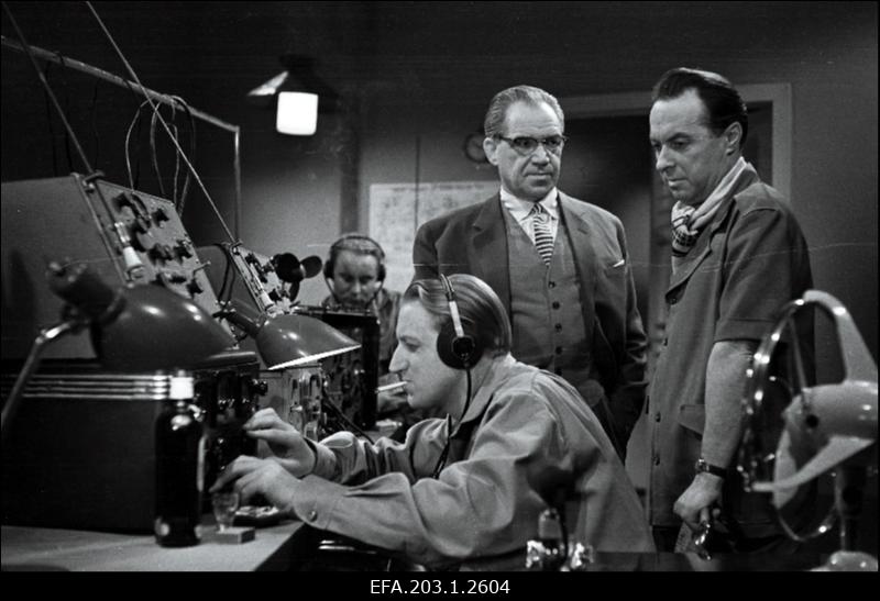 Kaader filmistuudio Tallinnfilm mängufilmist Kutsumata külalised, esiplaanil seisavad Kaarel Karm ja Ants Eskola.