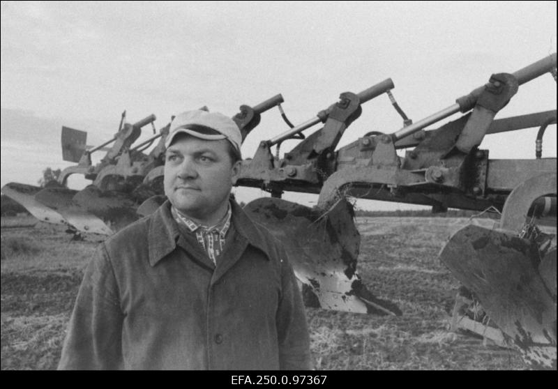 Aravete kolhoosi traktorist Märt Parvelt künnitööde aegu.