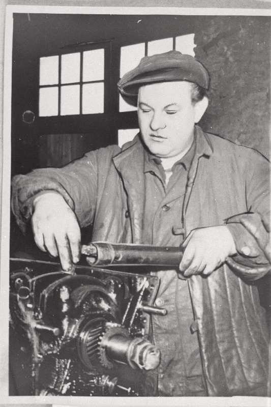 Triigi sovhoosi mehaanik Richard Martsepp traktori mootorit remontimas.