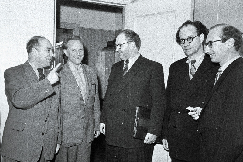 Eesti heliloojad (vasakult) E. Kapp, B. Kõrver, A. Stepanov ja L. Normet vastuvõtul ENSV Ülenõukogu Presiidiumi esimehe A. Müürisepa (keskel) juures.