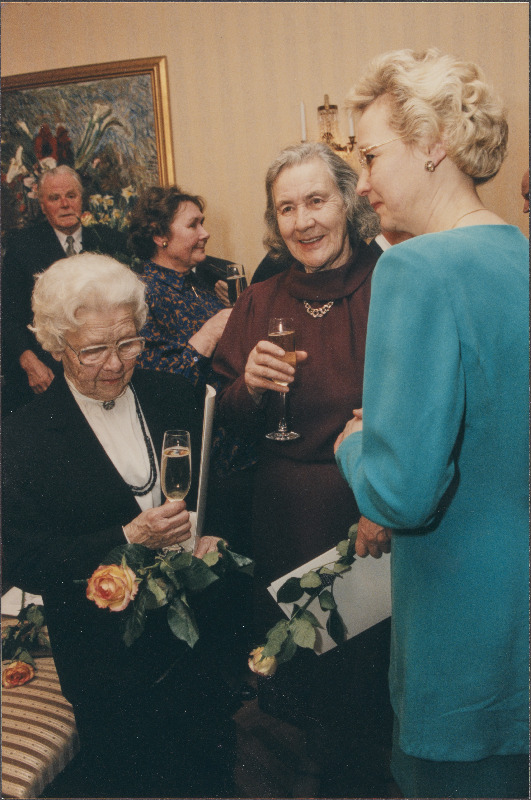 Riiklike preemiate vastuvõtul helilooja Ester Mägi (vasakul), poeet Debora Vaarandi, paremal presidendiproua Helle Meri. Vasakul taga endine kümnevõistleja Heino Lipp.