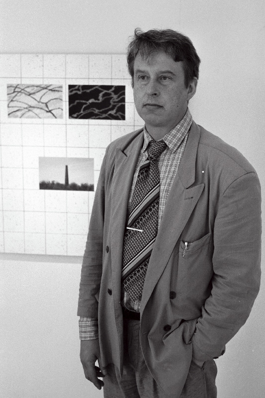 Maalikunstnik Andres Tolts oma tööde näitusel galeriis “Luum”.