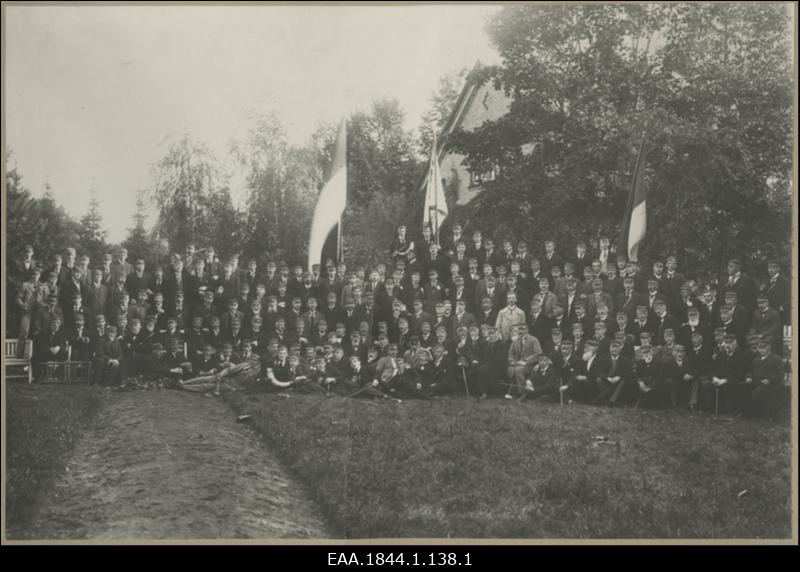 Korporatsiooni "Livonia" 100. aastapäeva foto konvendi hoovis, grupifoto