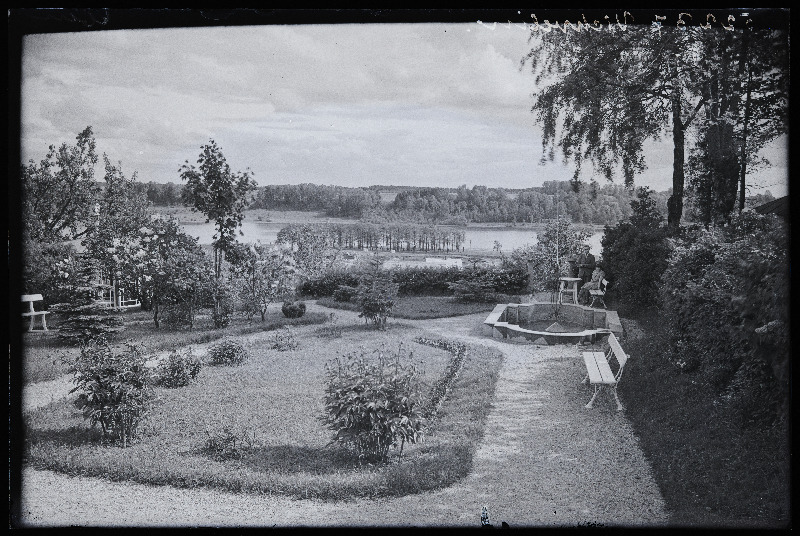 Vaade Vihvelini aiale, tagaplaanil Vihvelin naisega, (negatiiv ilmutatud 30.12.1928).