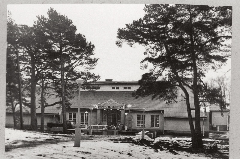 Hiiumaa rajooni Emmaste kolhoosi rahvamaja välisvaade.