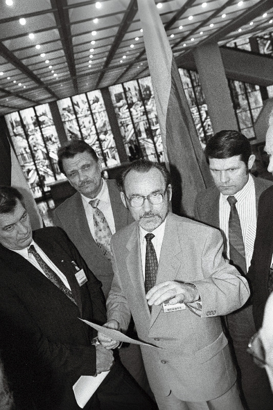 Eesti delegatsiooni liikmed (vasakult) 2. Arvo Sirendi, 3.Toomas Alatalu, 4. Ants Järvesaar ja 5. Arnold Rüütel  Balti Assambleel Vilniuses.