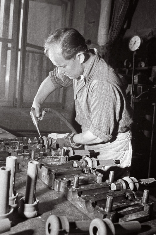 Kummitoodete vabriku Põhjala tööline J. Treillin valmistab lüpsiagregaatidele kummidetaile.