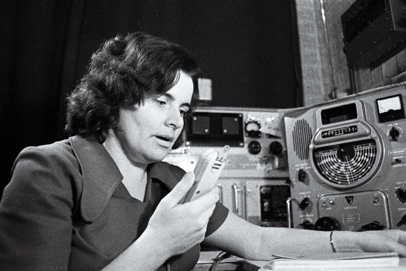 Kolhoosi „Hiiu Kalur“ raadisõlme radiooperaator Miili Valk töö juures.
