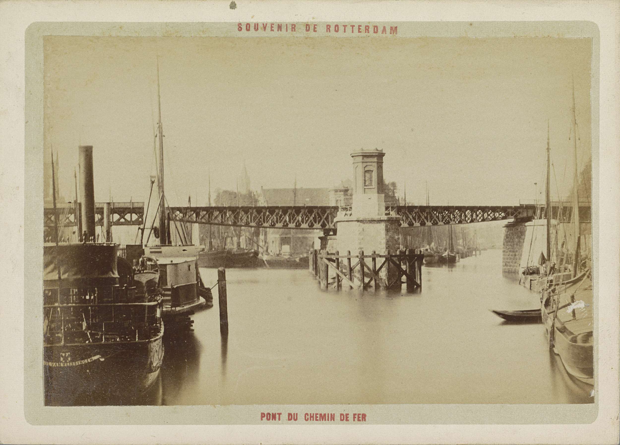 Gezicht op de draaibrug over de Scheepmakers- en Wijnhaven in Rotterdam, Pont du chemin de fer
