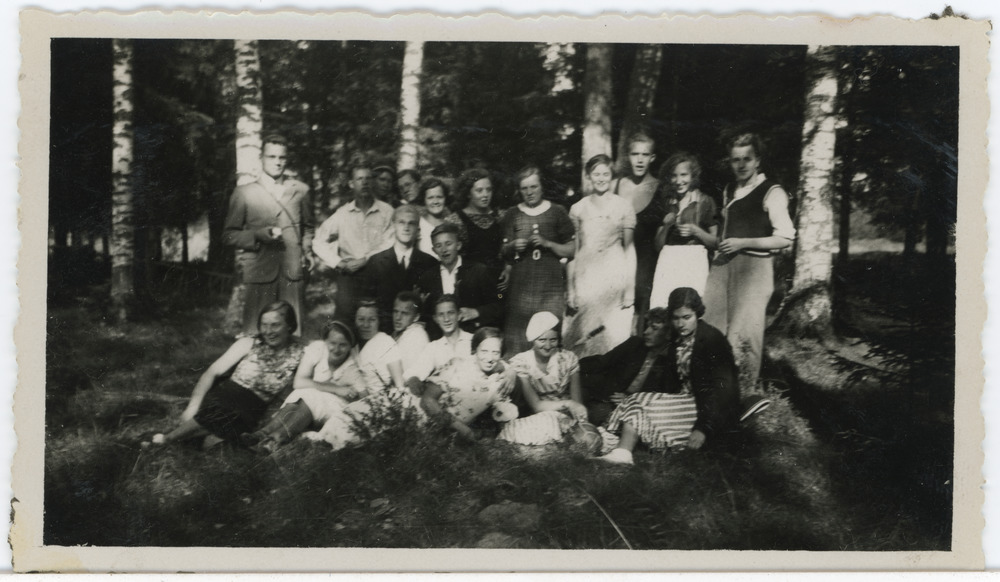 Tartu Ühis-kommertsgümnaasiumi õpilased õpetajaga väljasõidul metsatukas