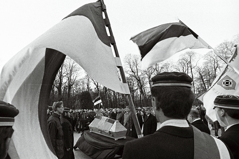 Konstantin Pätsi ümbermatmine. Auvalve, lipp lehvib üle puusärgi.