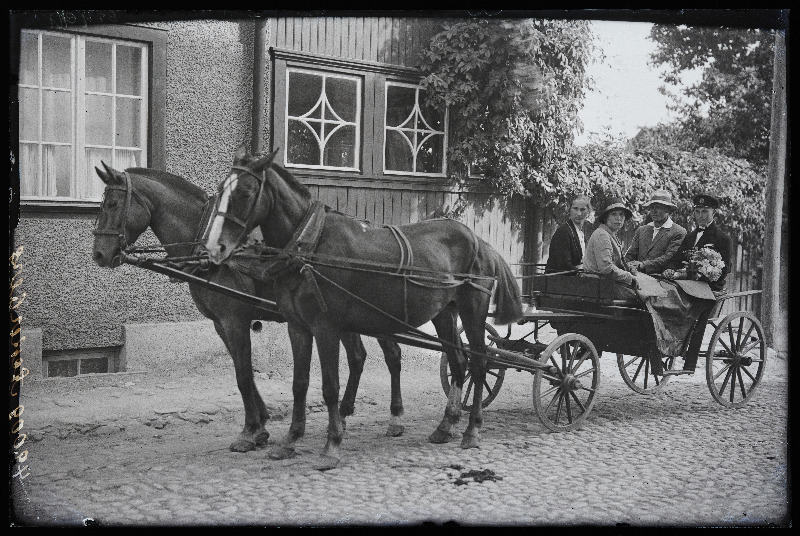 Grupp inimesi hobukaarikus fotograaf Jaan Rieti ateljeemaja juures Koidu tänaval, (foto tellija Ackerberg [Akerberg]).