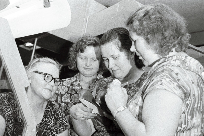 Tootmiskoondise Kommunaar kleeptallatsehhi viimistlejad (vasakult) K. Padu, S. Ots, M. Nuut ja H. Pere annavad jalatsitele viimase lihvi.